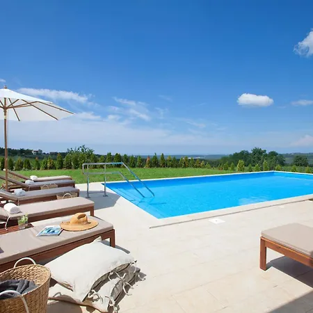 Holiday home Mit Privatpool Fuer 10 Personen Ca, 400 M Sup2 In Bajkini, Istrien Binnenland Von Istrien