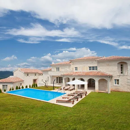 Holiday home Mit Privatpool Fuer 10 Personen Ca, 400 M Sup2 In Bajkini, Istrien Binnenland Von Istrien *